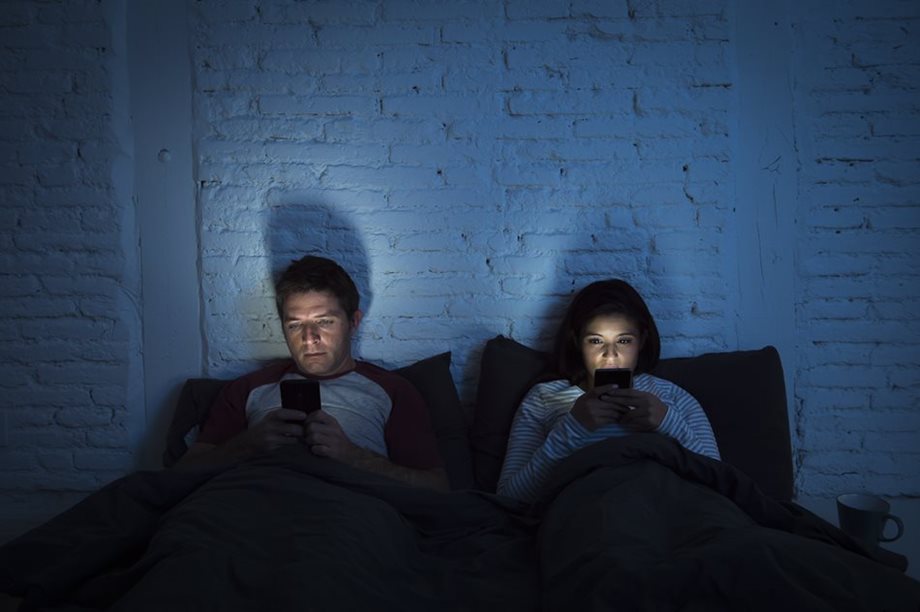 Jak mobily škodí spánku