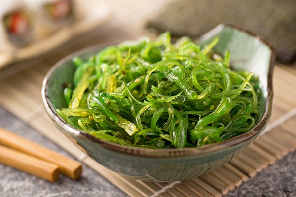 A_delicious_fresh-seaweed_salad.jpg